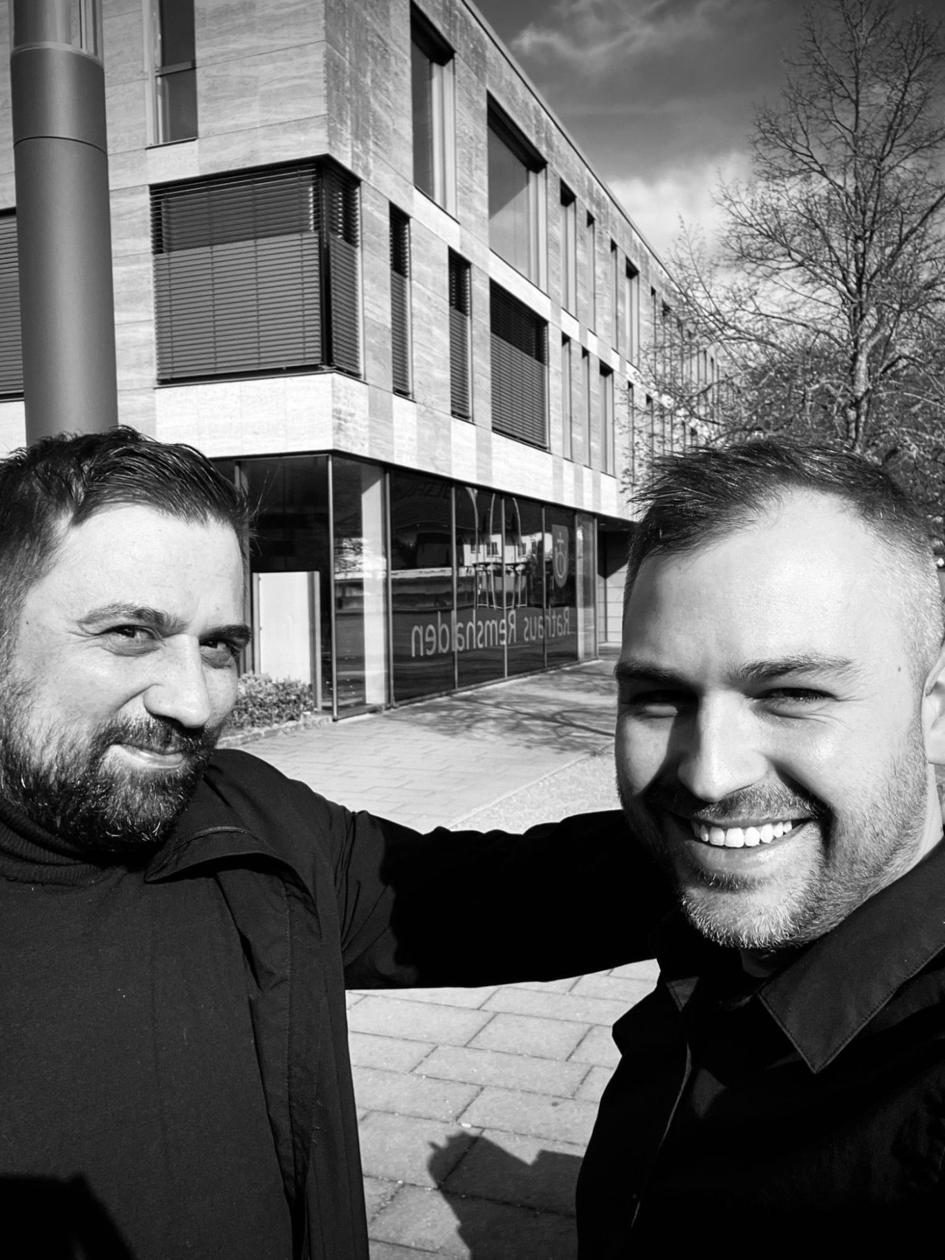 Schwarze Logbutlers Figur schiebt einen Handwagen mit einer großen Kiste.